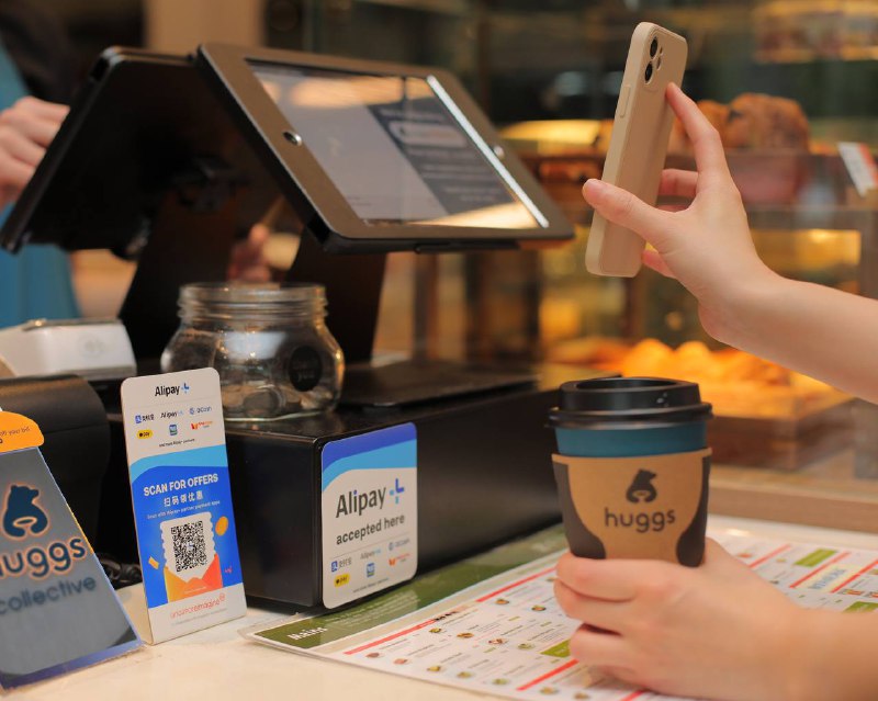 支付宝通过 Alipay+ 扩张全球支付网络#支付宝 #Alipay+2020年9月24日，在外滩大会的主论坛环节，在预测金融科技给未来带来哪些变化时，蚂蚁集团董事长井贤栋首次介绍了“Alipay+”的概念2022年11月2日，在新加坡金融科技节（SFF）上，蚂蚁集团国际业务总裁赵颖介绍说，Alipay+ 并不是另一个支付软件，而是基于支付宝多年沉淀的技术和经验推出的跨境支付和营销解决方案，帮助全球的电子钱包实现跨境支付通过集成 Alipay+，商家可以自动接受各国家或地区最流行的电子钱包，而无需为每个特定电子钱包开设账户，但可以接受 Alipay+ 一体化系统中的所有内容[ithome] 马来西亚 Touch'n Go （中文名为一触即通）子公司 TNG Digital 的 CEO 倪翔近日表示，Touch'n Go eWallet 已联通支付宝中国商家网络